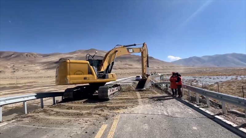 __Tra_fico_de_un_solo_carril_restaurado_tras_terremoto_en_la_Regio_n_Auto_noma_del_Ti_bet video poster