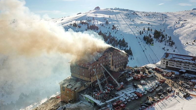 __Tra_gico_incendio_en_resort_de_esqui__de_Tu_rkiye_deja_66_muertos_y_51_heridos video poster