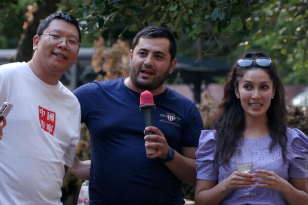 Trabajadores_Ferroviarios_Chinos_y_Hu_ngaros_Forjan_Amistades_Duraderas_con_Comida_y_Festividades video poster