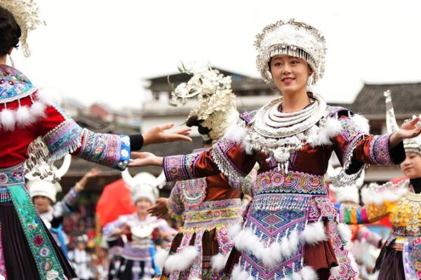 Tradiciones vibrantes brillan en el Festival de Lusheng y Lucha de Caballos de Guangxi 🎶🐎 Tradiciones_vibrantes_brillan_en_el_Festival_de_Lusheng_y_Lucha_de_Caballos_de_Guangxi___