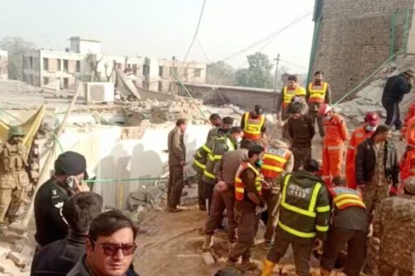 Tragedia Golpea Peshawar: Más de 100 Vidas Perdidas en Devastadora Explosión en Mezquita Tragedia_Golpea_Peshawar__Ma_s_de_100_Vidas_Perdidas_en_Devastadora_Explosio_n_en_Mezquita video poster