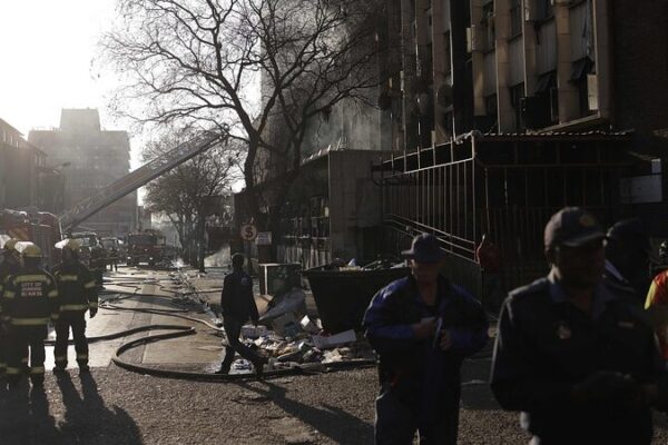Tragedia Incendio en Johannesburgo: Más de 60 Vidas Perdidas en Conflagración Urbana Tragedia_Incendio_en_Johannesburgo__Ma_s_de_60_Vidas_Perdidas_en_Conflagracio_n_Urbana video poster
