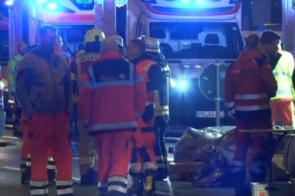 🚨 Tragedia en Alemania: Ataque con Auto en Mercado Navideño Deja 5 Muertos y Más de 200 Heridos __Tragedia_en_Alemania__Ataque_con_Auto_en_Mercado_Naviden_o_Deja_5_Muertos_y_Ma_s_de_200_Heridos video poster