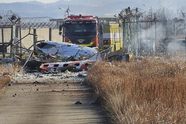 Tragedia_en_Corea_del_Sur__Accidente_de_avio_n_en_el_Aeropuerto_de_Muan_deja_124_muertos video poster