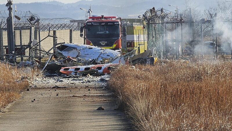 Tragedia_en_Corea_del_Sur__Accidente_de_avio_n_en_el_Aeropuerto_de_Muan_deja_124_muertos video poster