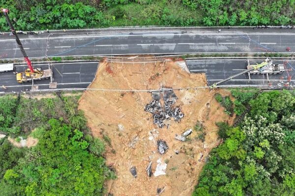 __Tragedia_en_Guangdong__Colapso_de_Carretera_Cobra_36_Vidas__30_Heridos video poster