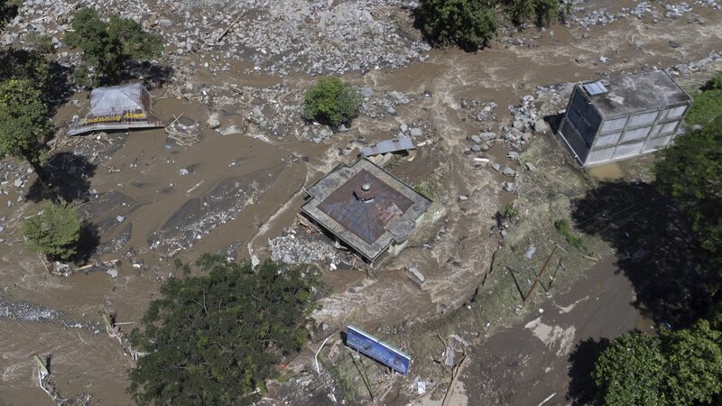 __Tragedia_en_Sumatra_Occidental__Inundaciones_Repentinas_Dejan_41_Muertos__17_Desaparecidos