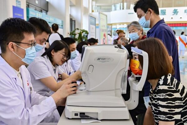 Tratamiento innovador en China salva la visión y la carrera de un doctor 🌟 Tratamiento_innovador_en_China_salva_la_visio_n_y_la_carrera_de_un_doctor__