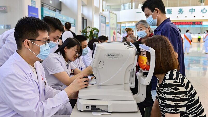 Tratamiento_innovador_en_China_salva_la_visio_n_y_la_carrera_de_un_doctor__