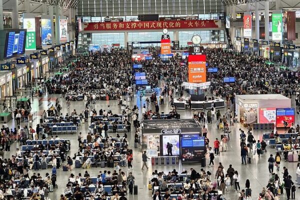 Trenes en China llenos mientras los viajeros de vacaciones regresan a casa 🚄🏠 Trenes_en_China_llenos_mientras_los_viajeros_de_vacaciones_regresan_a_casa___