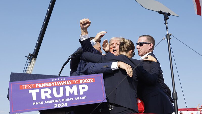 Trump_es_evacuado_del_escenario_en_Pennsylvania_tras_aparente_tiroteo video poster
