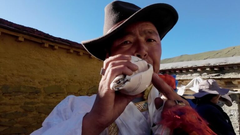 Tsering_de_18_an_os_participa_en_el_vibrante_Festival_Wangguo_en_Xizang__ video poster