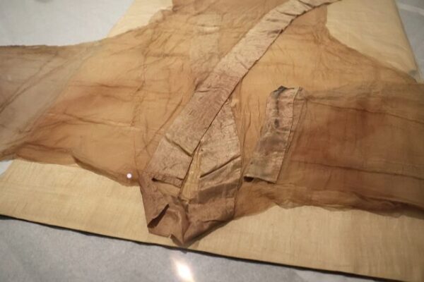 Túnica de 48 gramos y 2,200 años deslumbra en exposición china Tu_nica_de_48_gramos_y_2_200_an_os_deslumbra_en_exposicio_n_china