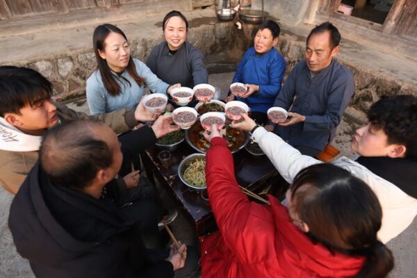Tujia celebra el Festival de Laba con cálidas tradiciones Tujia_celebra_el_Festival_de_Laba_con_ca_lidas_tradiciones
