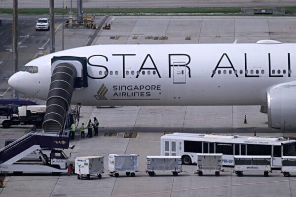 Turbulencia_Severa_Obliga_a_Vuelo_de_Singapore_Airlines_a_Aterrizar_de_Emergencia_en_Bangkok__ video poster