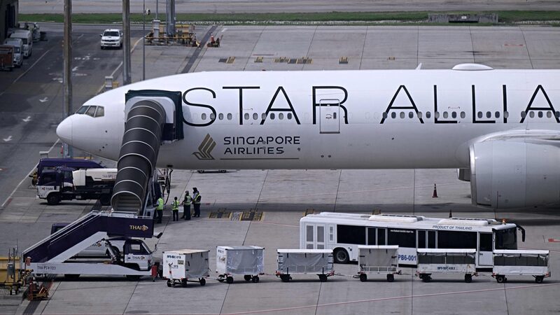 Turbulencia_Severa_Obliga_a_Vuelo_de_Singapore_Airlines_a_Aterrizar_de_Emergencia_en_Bangkok__ video poster