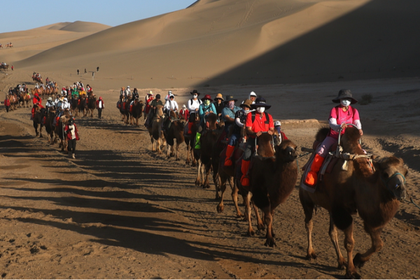 Turistas_acuden_en_masa_al_oasis_del_desierto_de_Dunhuang_durante_el_Festival_del_Medio_Oton_o___
