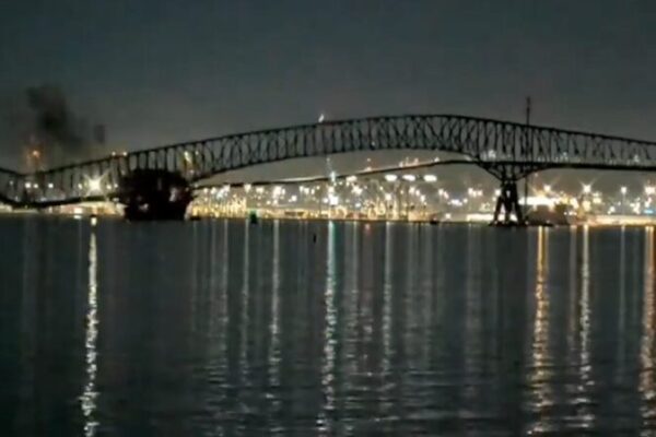 Última hora: Colapsa parcialmente el Puente Francis Scott Key de Baltimore tras colisión de barco U_ltima_hora__Colapsa_parcialmente_el_Puente_Francis_Scott_Key_de_Baltimore_tras_colisio_n_de_barco video poster