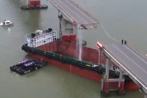 🚢 Ăšltima hora: ¡Barco de carga choca contra puente en Guangzhou, vehĂculos caen al rĂo! __U_ltima_hora___Barco_de_carga_choca_contra_puente_en_Guangzhou__vehi_culos_caen_al_ri_o_ video poster