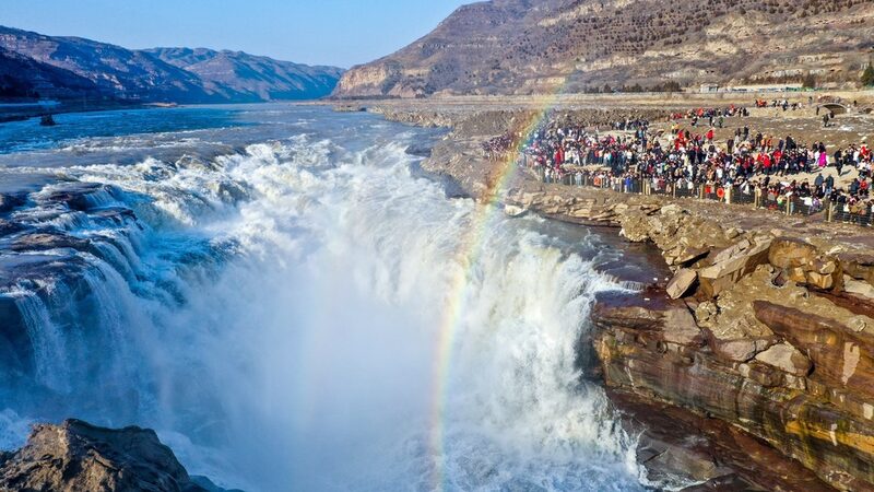 Un_Arcoi_ris_Aparece_en_la_Cascada_Hukou_para_Dar_la_Bienvenida_a_la_Primavera