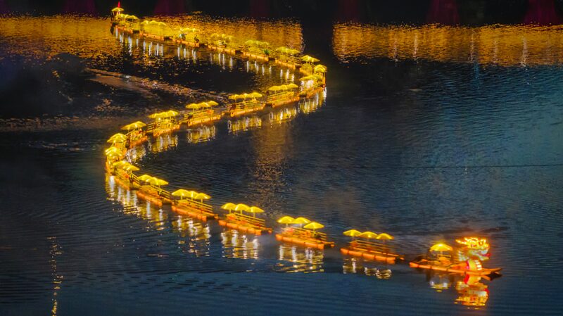 Un_Deslumbrante_Drago_n_de_Bambu__Ilumina_los_Ri_os_de_Huangshan__