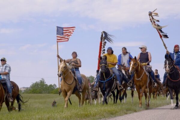 Un_Viaje_al_Corazo_n_de_los_Lakota__Enfrentando_Desafi_os_y_Modelando_el_Futuro video poster