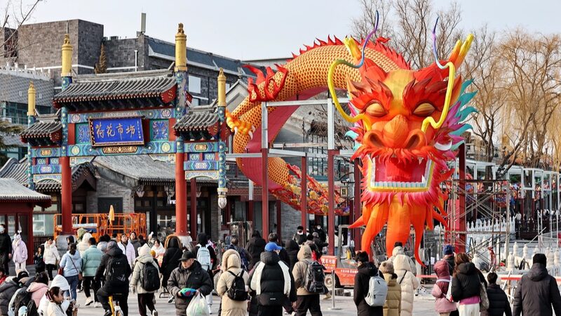 Un_drago_n_linterna_de_200_metros_ilumina_Shichahai_en_Beijing_para_el_An_o_Nuevo_Lunar___