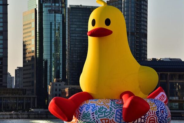 ¡Un enorme pato de goma invade Shanghái y conquista corazones! _Un_enorme_pato_de_goma_invade_Shangha_i_y_conquista_corazones_