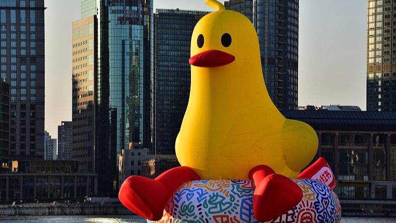 _Un_enorme_pato_de_goma_invade_Shangha_i_y_conquista_corazones_