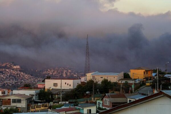 Un_incendio_devastador_envuelve_el_Jardi_n_Bota_nico_Nacional_de_Chile__amenazando_especies_raras