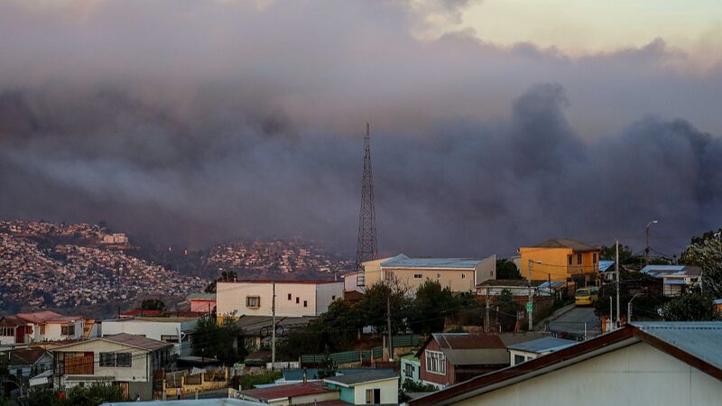 Un_incendio_devastador_envuelve_el_Jardi_n_Bota_nico_Nacional_de_Chile__amenazando_especies_raras
