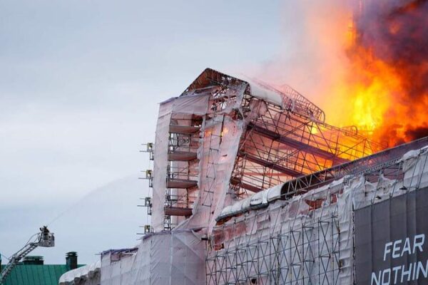🔥 Un incendio histórico envuelve la antigua Bolsa de Copenhague; colapsa su aguja __Un_incendio_histo_rico_envuelve_la_antigua_Bolsa_de_Copenhague__colapsa_su_aguja video poster