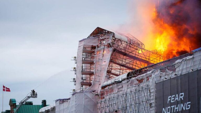 __Un_incendio_histo_rico_envuelve_la_antigua_Bolsa_de_Copenhague__colapsa_su_aguja video poster