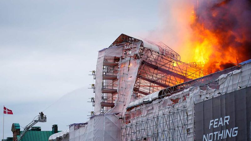 __Un_incendio_histo_rico_envuelve_la_antigua_Bolsa_de_Copenhague__colapsa_su_aguja video poster