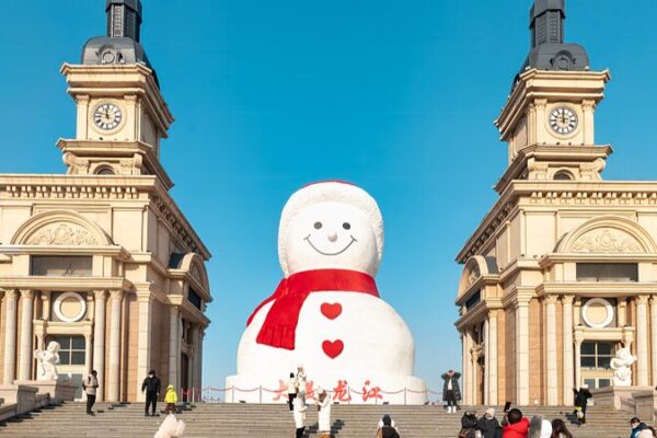 ¡Un muñeco de nieve gigante ilumina Harbin: Un país de las maravillas invernal! _Un_mun_eco_de_nieve_gigante_ilumina_Harbin__Un_pai_s_de_las_maravillas_invernal_ video poster