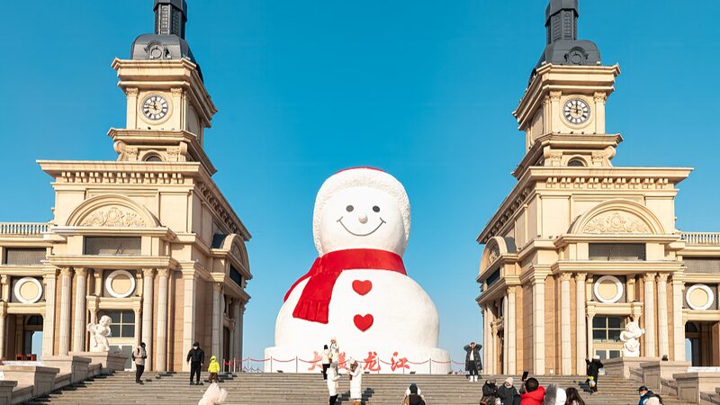 _Un_mun_eco_de_nieve_gigante_ilumina_Harbin__Un_pai_s_de_las_maravillas_invernal_ video poster