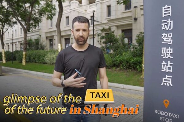 Un vistazo a los futuristas taxis de Shanghái: Surfeando la ola de IA Un_vistazo_a_los_futuristas_taxis_de_Shangha_i__Surfeando_la_ola_de_IA video poster