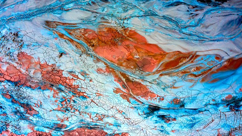 Una_Paleta_Natural__Colores_Vibrantes_Transforman_una_Antigua_Mina_en_el_Centro_de_China