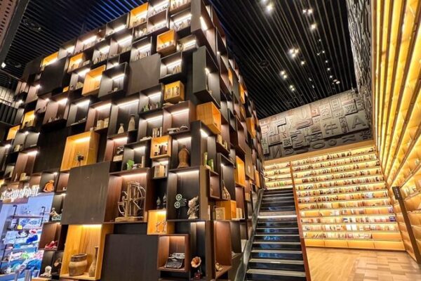 Una_libreri_a_ma_gica_en_Zhengzhou_atrae_lectores_con_estanteri_as_gigantes