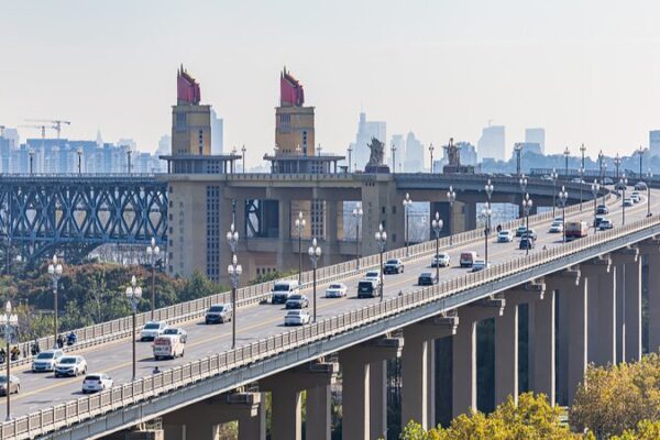 Una mirada al icónico Puente del Río Yangtze en Nanjing Una_mirada_al_ico_nico_Puente_del_Ri_o_Yangtze_en_Nanjing video poster