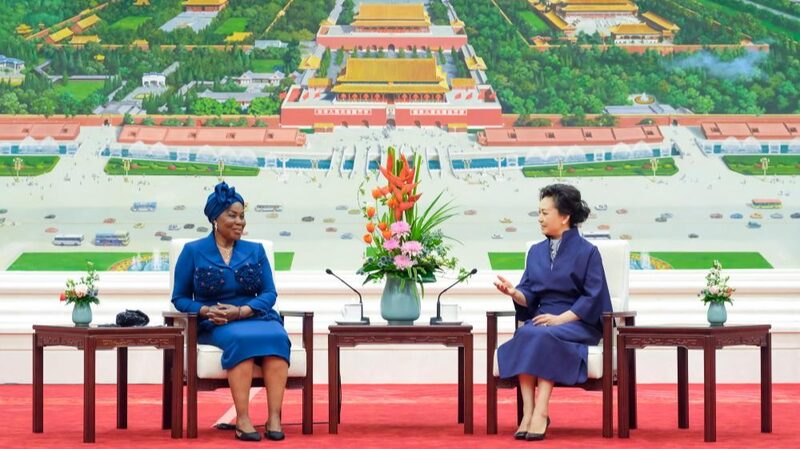 Una_taza_de_te__une_a_Peng_Liyuan_y_la_Primera_Dama_de_Guinea_Ecuatorial