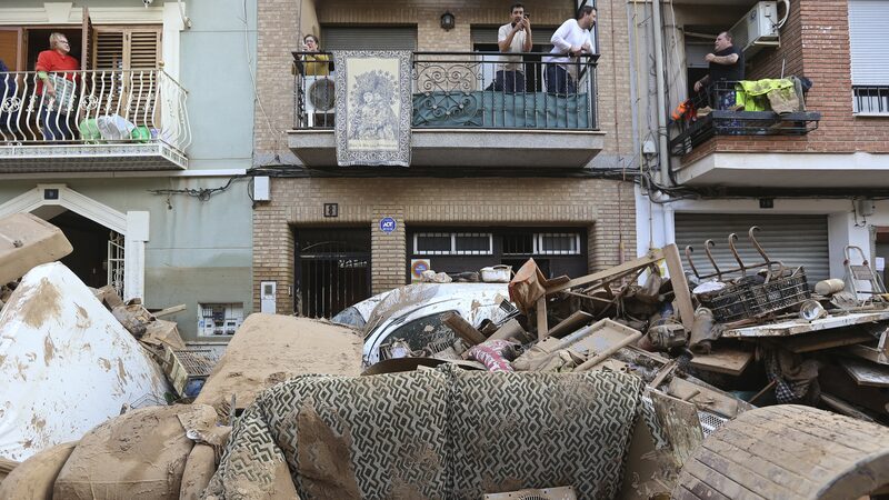 Valencia_de_Espan_a_lucha_contra_inundaciones_histo_ricas__Un_llamado_de_atencio_n_sobre_el_clima_extremo__