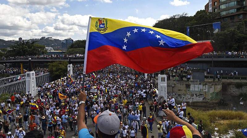 _Venezuela_dice_a_7_pai_ses_de_Ame_rica_Latina_que_retiren_a_sus_diploma_ticos_