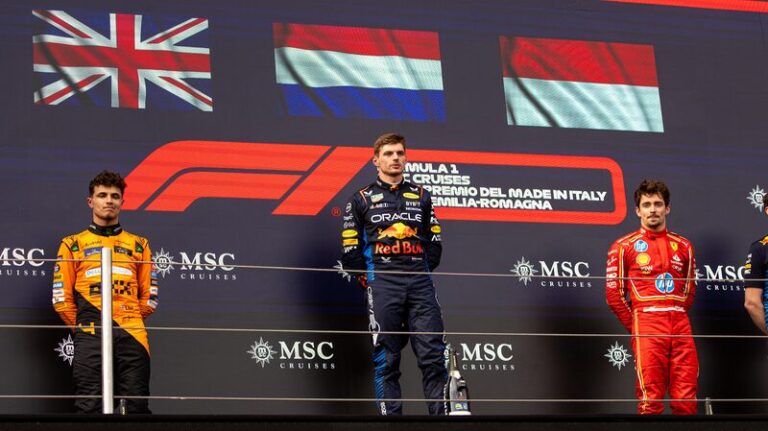 Verstappen_triunfa_en_un_emocionante_final_en_Imola__supera_a_Norris