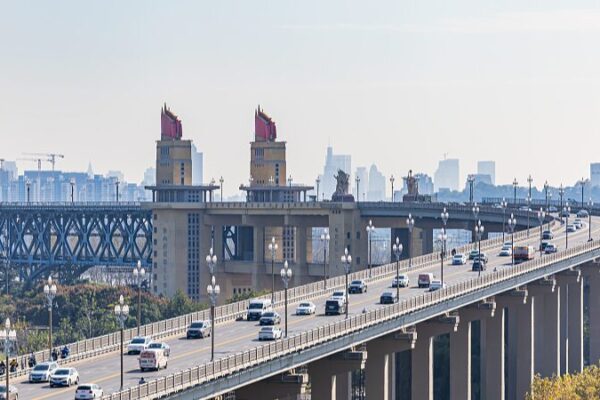 🚀 ¡Viaje a través del histórico Puente del Río Yangtsé de Nanjing en China! ___Viaje_a_trave_s_del_histo_rico_Puente_del_Ri_o_Yangtse__de_Nanjing_en_China_ video poster