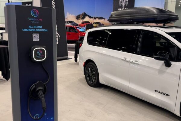 Vibras ElĂ©ctricas: Los vehĂculos elĂ©ctricos se roban el espectĂĄculo en el Auto Show de Los Ăngeles Vibras_Ele_ctricas__Los_vehi_culos_ele_ctricos_se_roban_el_especta_culo_en_el_Auto_Show_de_Los_A_ngeles video poster