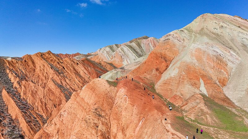 _Visitantes_acuden_en_masa_al_impresionante_relieve_Danxia_de_Xinjiang___