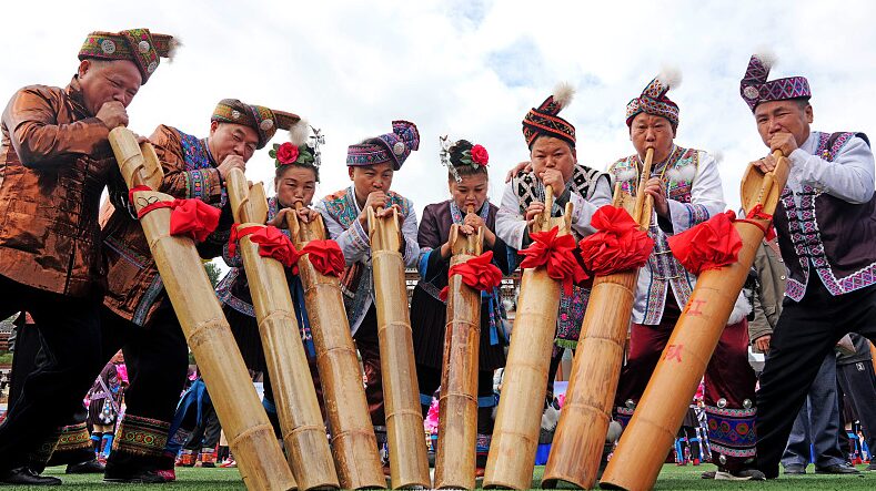 Visitantes_disfrutan_de_un_festi_n_festivo_de_mu_sica_y_danza_en_el_Festival_Miao_Lusheng