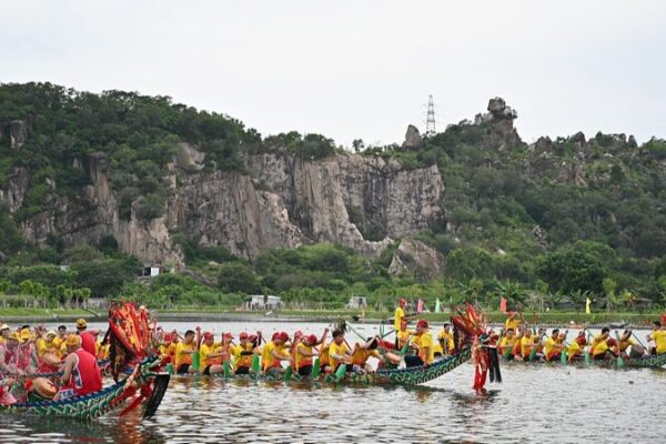 ¡Vive la emoción de las carreras de Botes Dragón en Guangdong! _Vive_la_emocio_n_de_las_carreras_de_Botes_Drago_n_en_Guangdong_ video poster