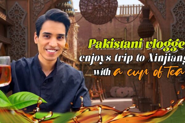 Vlogger_pakistani__explora_la_belleza_de_Xinjiang_una_taza_de_te__a_la_vez video poster